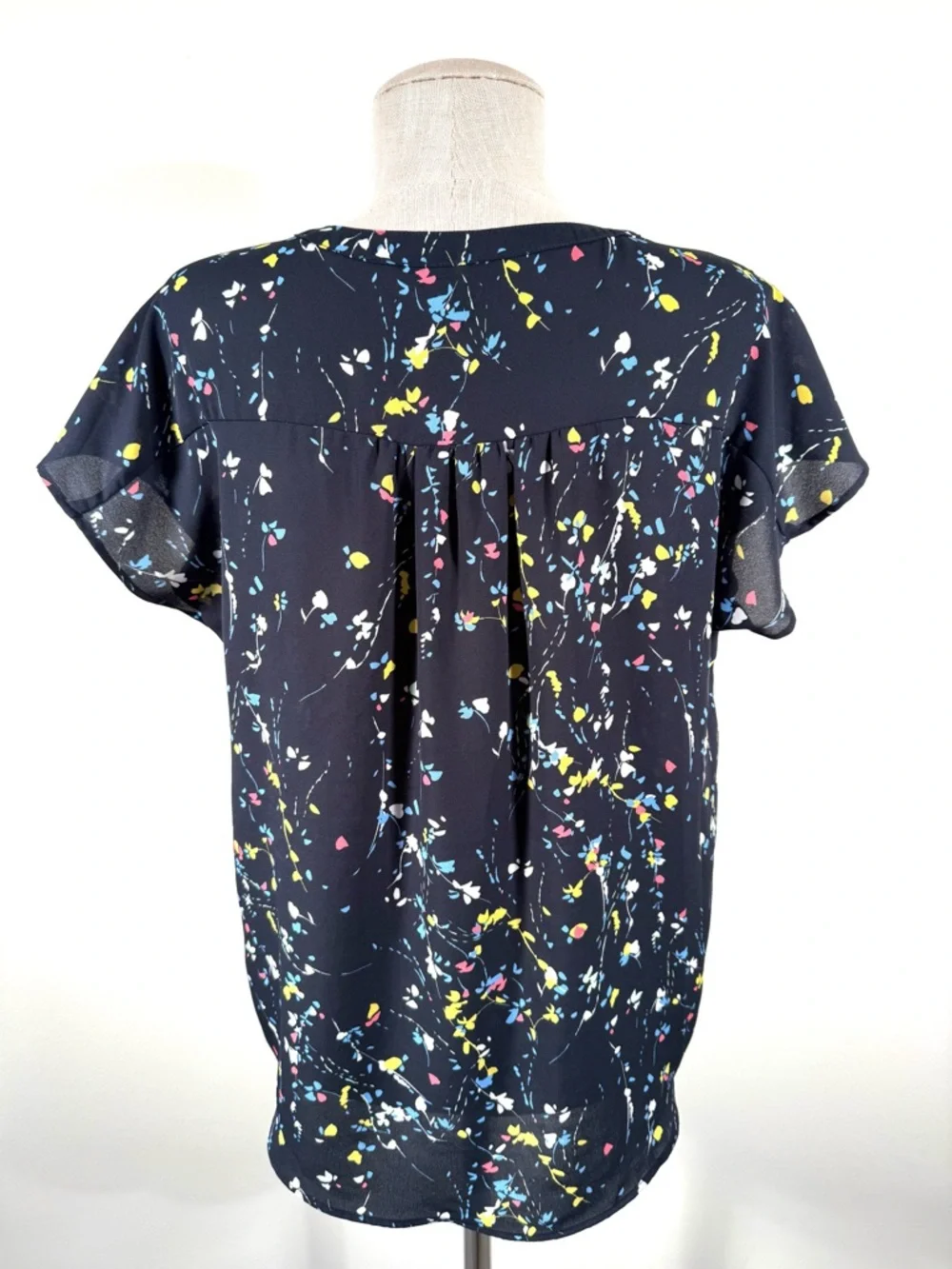 Banana Republic Navy Blue Wildflower Floral Flutter Sleeve V-Neck Blouse Sz M - Picture 5 of 11